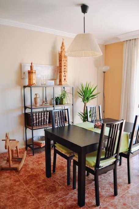 El Apartamento De Trini Sevilla Bagian luar foto